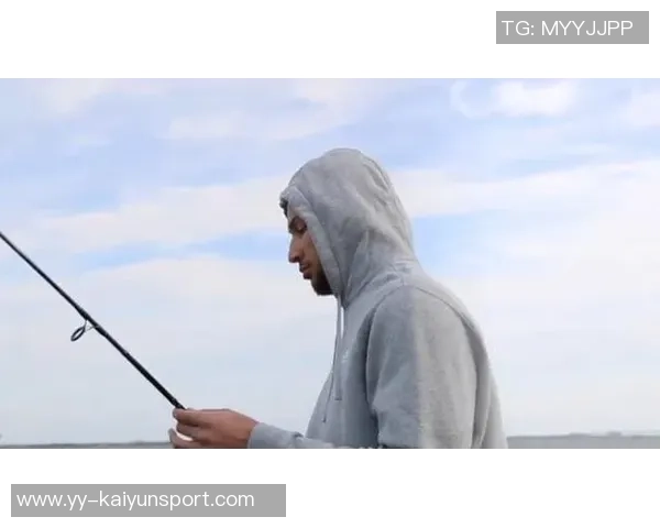 西蒙斯热爱钓鱼运动以真诚信仰推广钓鱼文化