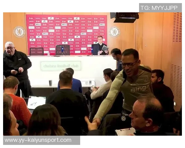 罗塞尼尔与球员亲密互动赢得年轻一代的喜爱与尊重 罗塞尼尔与球员亲密互动赢得年轻一代的喜爱与尊重