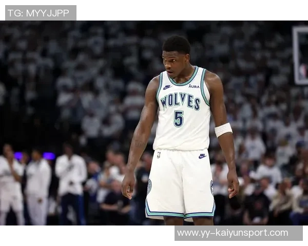 爱德华兹首节表现抢眼8投4中三分球命中率高达40贡献14分助力球队进攻