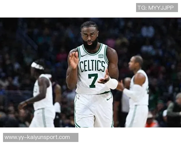 杰伦布朗轻松发挥仅用25分钟便斩获19分6篮板6助攻的精彩表现